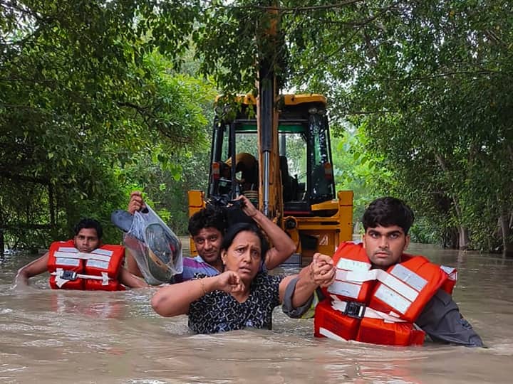 UP Flood Update in 13 District Ganga Yamuna Hindon and Sharda River Noida Aligarh mathura Meerut UP Flood Update: बाढ़ की चपेट में यूपी के 13 जिले, उफान पर गंगा, यमुना, हिंडन और शारदा समेत कई नदियां