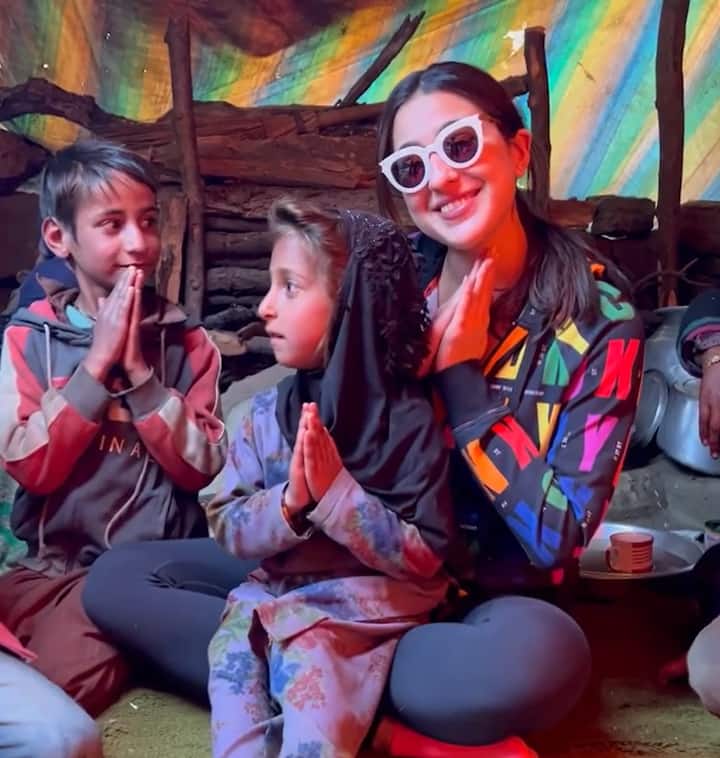 इन तस्वीरों को शेयर करते हुए सारा ने कैप्शन में लिखा – ‘प्रश्न: हमें शांति कहां और कैसे मिल सकती है?.. उत्तर: हर जगह, बस अपने भीतर देखो..’