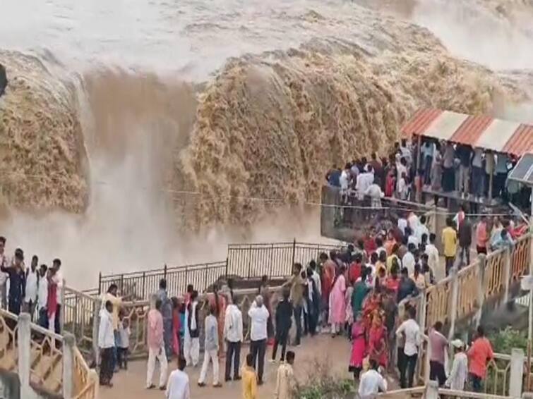 Maharashtra Flood Sahastrakund waterfall is overflowing See  panoramic view captured by drone व्हिडिओ: सहस्त्रकुंड धबधबा ओसंडून वाहतोय, पाहा ड्रोनद्वारे घेतलेले धबधब्याचे विहंगम दृश्य