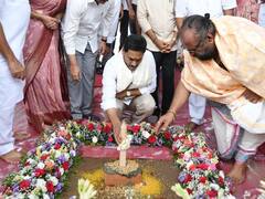 AP CM Jagan: సీఆర్డీఏ పరిధిలో 50 వేల ఇళ్ల నిర్మాణాలు - లబ్ధిదారులకు పట్టాలు పంపిణీ చేసిన సీఎం జగన్