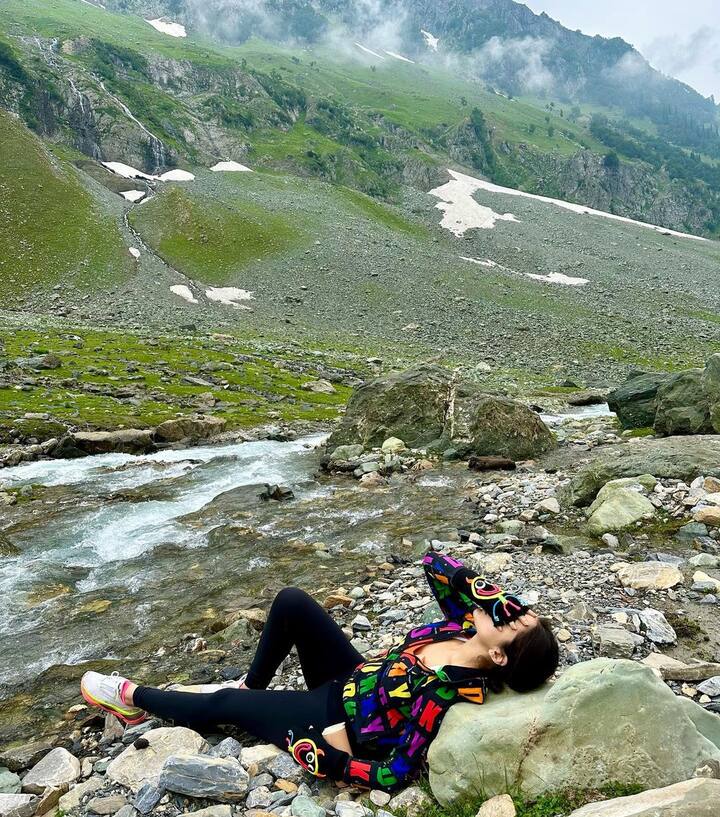 वर्कफ्रंट की बात करें तो सारा अली खान आखिरी बार विक्की कौशल के साथ फिल्म ‘जरा हटके जरा बचके’ में दिखाई दी थी. इस फिल्म ने बॉक्स ऑफिस पर काफी अच्छा कलेक्शन किया था.