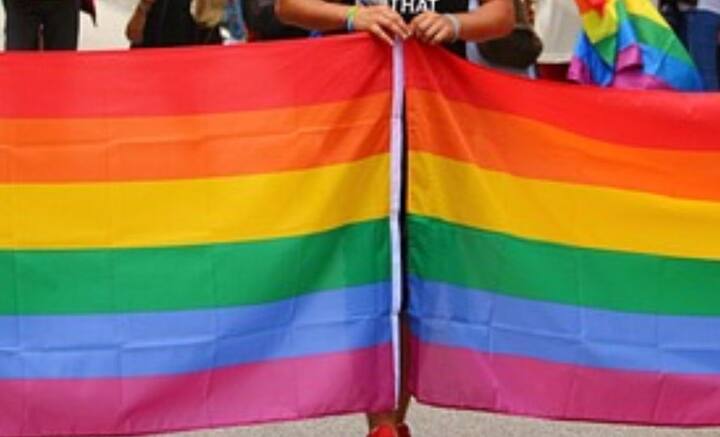 নেপালের সুপ্রিম কোর্ট যদিও বরাবরই এ ব্যাপারে সক্রিয় ভূমিকা পালন করেছে। ২০০৭ সালেই সমলিঙ্গের বিবাহ নিয়ে আইন তৈরির নির্দেশ দেয় তারা। ২০১৩ সালে সরকারের সামনে সমলিঙ্গের মানুষদের সমানাধিকারের দাবির পক্ষে রায় দেয় আদালত।