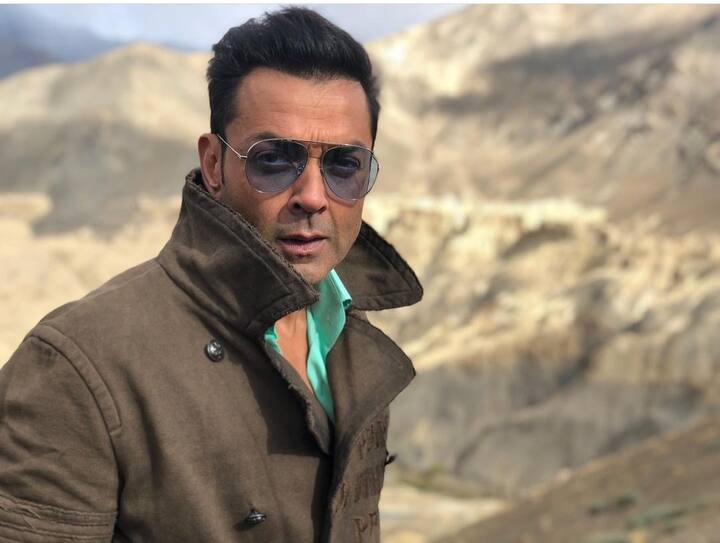 इसे लेकर बॉबी ने एक बातचीत में जिक्र किया कि इस सीरीज की रिलीज के बाद जब वो घर पहुंचे तो मां ने सामने आते ही कहा कि तूने ये कैसा रोल निभाया है. कैसे ये किरदार तू निभा पाया. हालांकि बॉबी बताते हैं कि इस सीरीज से मिली सफलता को लेकर मां काफी खुश भी हैं. लेकिन कौन ही होगा जो अपने बच्चों को विलेन के तौर पर देखना चाहेगा.