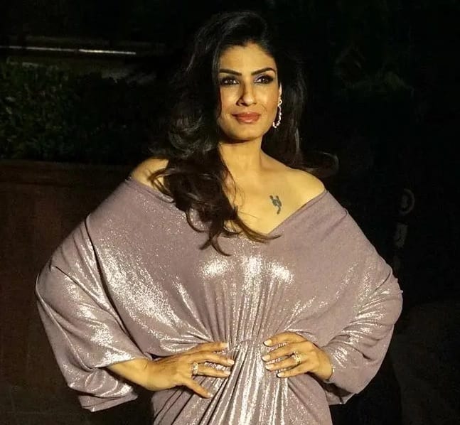 Raveena Tandon Kissa: અભિનેત્રી રવીના ટંડન તેના ગુસ્સાવાળા સ્વભાવની સાથે તેના અભિનય અને સુંદરતા માટે પણ જાણીતી છે. આજે અમે તમને જીવનની એવી વાતો જણાવવા જઈ રહ્યા છીએ જે તમે પહેલા ભાગ્યે જ સાંભળી હશે.