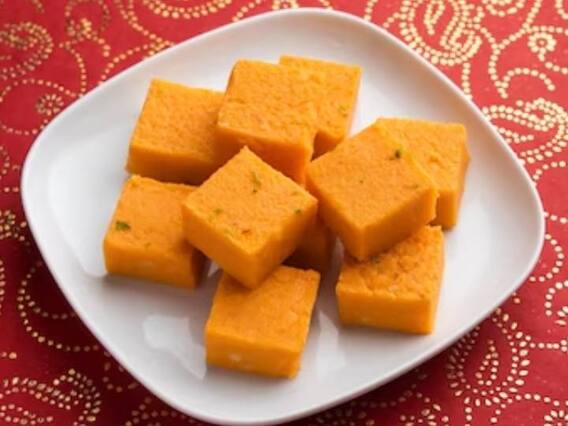 Mango Barfi: बाहर की मिठाई नहीं खाना चाहते हैं तो घर पर बनाएं आम की बर्फी, आसान सी है रेसिपी