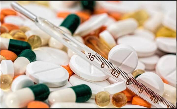 Government Big Decision on Painkillers : ਦਵਾਈਆਂ ਦੀ ਵਿਕਰੀ ਨੂੰ ਲੈ ਕੇ ਸਰਕਾਰ ਨਿਯਮ ਕਾਨੂੰਨ ਬਣਾਉਂਦੀ ਰਹਿੰਦੀ ਹੈ। ਕਈ ਵਾਰ ਵੱਖ-ਵੱਖ ਤਰ੍ਹਾਂ ਦੀਆਂ ਦਵਾਈਆਂ 'ਤੇ ਵੀ ਪਾਬੰਦੀ ਲੱਗ ਚੁੱਕੀ ਹੈ। ਪਰ ਹੁਣ ਸਰਕਾਰ ਨੇ ਫੈਸਲਾ ਕੀਤਾ ਹੈ ਕਿ ਕੋਈ ਵੀ ਮੈਡੀਕਲ ਸਟੋਰ ਤੋਂ ਦਰਦ ਨਿਵਾਰਕ ਦਵਾਈਆਂ (Painkillers) ਨਹੀਂ ਖਰੀਦ ਸਕਦਾ। ਦਿੱਲੀ ਸਰਕਾਰ (Delhi government)  ਦੇ ਨਵੇਂ ਨਿਯਮ ਮੁਤਾਬਕ ਹੁਣ ਕੋਈ ਵੀ ਕੈਮਿਸਟ ਬਿਨਾਂ ਪਰਚੀ ਦੇ ਦਰਦ ਨਿਵਾਰਕ ਦਵਾਈਆਂ (Painkillers) ਨਹੀਂ ਦੇ ਸਕਦਾ। ਜੇ ਕੋਈ ਅਜਿਹਾ ਕਰਦਾ ਪਾਇਆ ਗਿਆ ਤਾਂ ਉਸ ਵਿਰੁੱਧ ਸਖ਼ਤ ਕਾਰਵਾਈ ਕੀਤੀ ਜਾਵੇਗੀ।