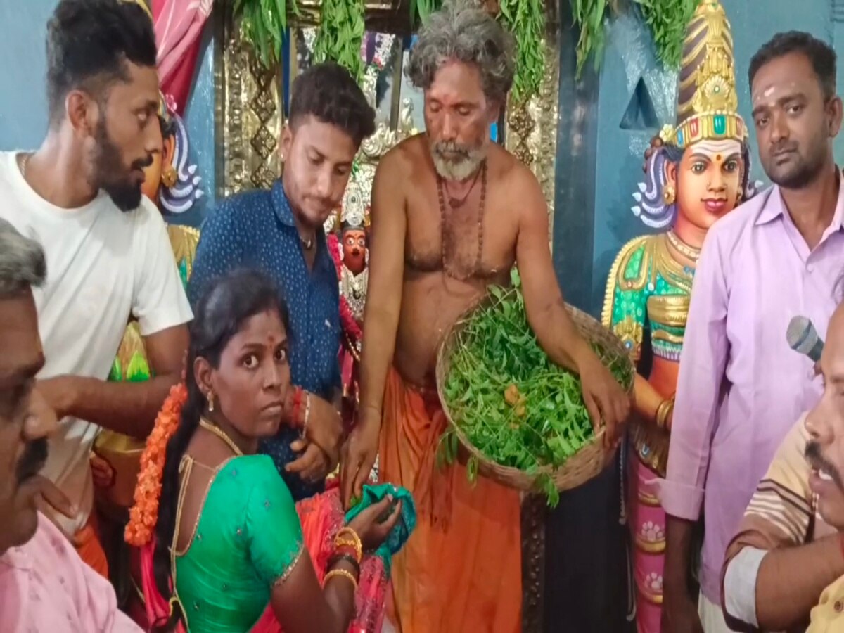 Watch Video: கொதிக்கும் எண்ணெயில் வெறும் கையால் வடை எடுக்கும் பூசாரி; ரூ 7 ஆயிரத்துக்கு ஏலம் போன வடை