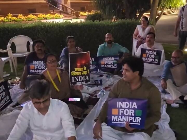 मणिपुर हिंसा: चर्चा की मांग और संजय सिंह के निलंबन के खिलाफ संसद परिसर में धरना, राजनाथ सिंह ने विपक्षी नेताओं से की बात