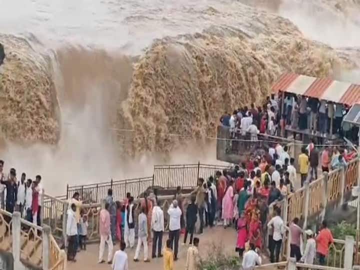 तर सहस्त्रकुंड धबधबा पाहण्यासाठी नांदेड जिल्ह्यातील नागरिक देखील मोठी गर्दी करत आहे.