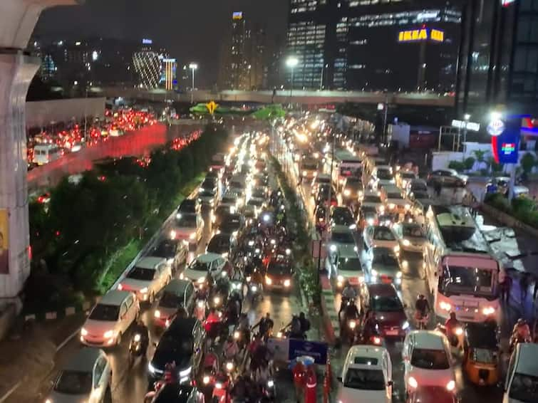 Hyderabad commuters facing major traffic issue in various places after heavy downpour Hyderabad Traffic: హైదరాబాద్‌లో చుక్కలు చూపిస్తున్న ట్రాఫిక్, నరకయాతన పడుతున్న వాహనదారులు! ఈ ప్రాంతాల్లో భారీగా