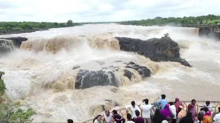 अंदाजे 100 ते 150 फुटावरून सहस्त्रकुंड धबधबा कोसळत असून, या ठिकाणी पर्यटकांची मोठी गर्दी आहे.