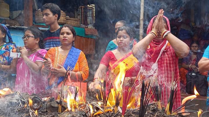 প্রতি বছরের মতো এই বছরও এবারেও গুরু পূর্ণিমা থেকে মেলা চলাকালীন ভক্তদের জন্য গর্ভগৃহে প্রবেশ নিষিদ্ধ। জল ঢালতে হচ্ছে চোঙায়।