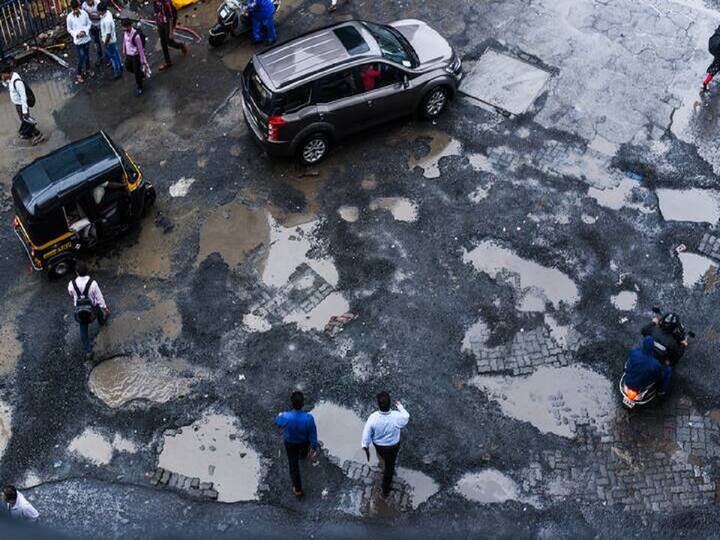 BMC filled 6000 potholes in Mumbai nearly last four months citizen can register there complaint on this number for potholes BMC On Mumbai  Potholes:   मुंबई महापालिकेने साडे तीन महिन्यात बुजवले 6000 खड्डे; नागरिकांना 'इथं' करता येईल तक्रार