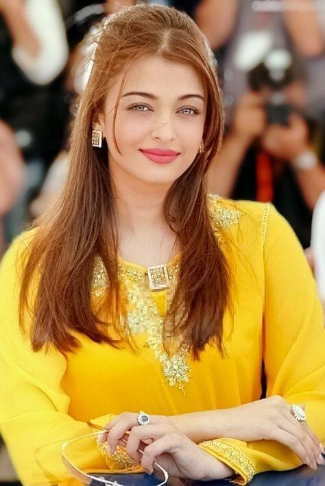 ਜਦੋਂ ਬਿੱਗ ਬੀ ਦਾਦਾ ਬਣੇ ਤਾਂ ਉਹ ਆਪਣੀ ਖੁਸ਼ੀ ਨੂੰ ਰੋਕ ਨਹੀਂ ਸਕੇ। ਅਜਿਹੇ 'ਚ ਬਿੱਗ ਬੀ ਨੇ ਜਲਸਾ ਤੋਂ ਬਾਹਰ ਆ ਕੇ ਮੀਡੀਆ ਨਾਲ ਦਾਦਾ ਬਣਨ ਦੀ ਖੁਸ਼ੀ ਸਾਂਝੀ ਕੀਤੀ। ਪਰ ਕੀ ਤੁਸੀਂ ਜਾਣਦੇ ਹੋ ਕਿ ਪਹਿਲੀ ਵਾਰ ਮਾਂ ਬਣਨ ਕਾਰਨ ਐਸ਼ ਨੂੰ ਕਾਫੀ ਦਰਦ ਤੋਂ ਗੁਜ਼ਰਨਾ ਪਿਆ ਸੀ ਪਰ ਫਿਰ ਵੀ ਉਹ ਨਾਰਮਲ ਡਿਲੀਵਰੀ ਦੇ ਆਪਣੇ ਫੈਸਲੇ 'ਤੇ ਅੜੀ ਹੋਈ ਸੀ। ਬਿੱਗ ਬੀ ਨੇ ਖੁਦ ਇਸ ਗੱਲ ਨੂੰ ਸ਼ੇਅਰ ਕੀਤਾ ਹੈ।