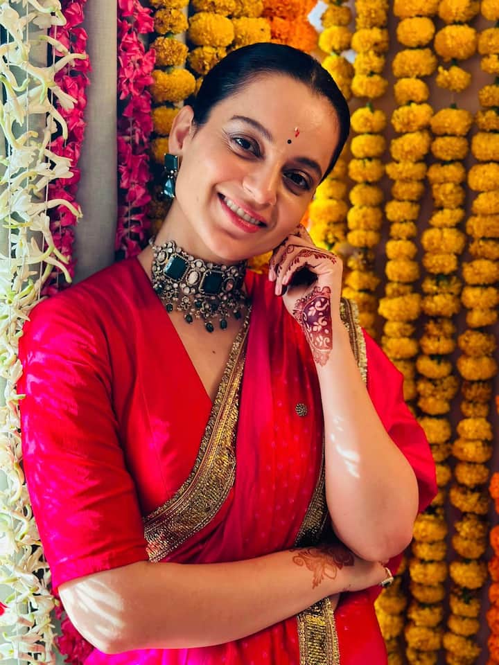 वहीं इससे पहले कंगना ने अपनी भाभी की गोदभराई की रस्म की कुछ तस्वीरें फैंस के साथ शेयर की थीं. जिसमें वो पिंक साड़ी और बालों में गजरा लगाए हुए काफी ज्यादा खूबसूरत लग रही थीं. इसके कैप्शन में उन्होंने लिखा था कि, “ हमारा दिल बहुत खुश है और हम सभी बेबी रनौत के आने का बेसब्री से इंतजार कर रहे हैं...आपकी शुभकामनाओं और आशीर्वाद के लिए धन्यवाद..’’