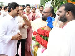 AP CM Jagan: సీఆర్డీఏ పరిధిలో 50 వేల ఇళ్ల నిర్మాణాలు - లబ్ధిదారులకు పట్టాలు పంపిణీ చేసిన సీఎం జగన్