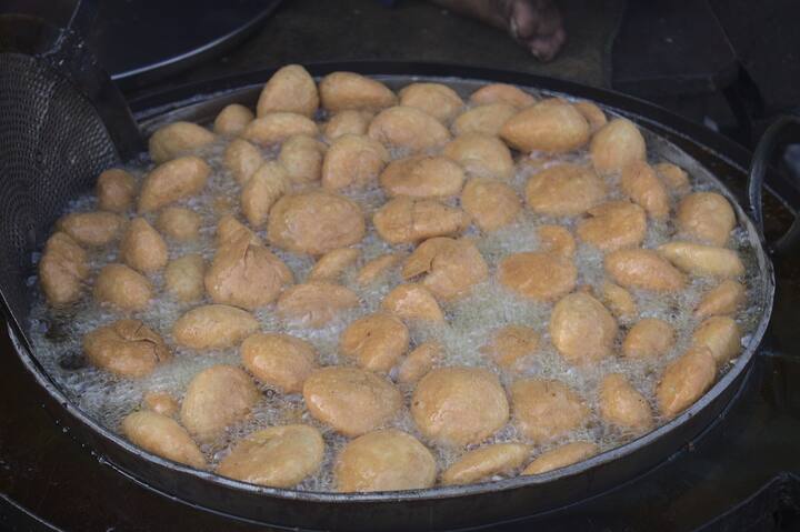 आमतौर पर भारत में मशहूर बहुत सारे व्यंजन दूसरे देशों से आए हैं, लेकिन कचौड़ी की शुरुआत भारत से हुई थी. हालांकि, इसके कोई पुख्ता साक्ष्य नहीं है, लेकिन बताया जाता है कि इस राजस्थान के मरवाड़ों ने बनाया था. कचौड़ी को अंग्रेजी में Pie (पाई) बोलते हैं.