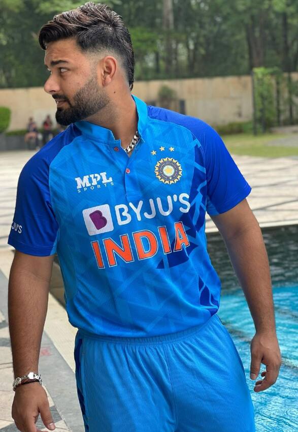 இந்த போட்டியில்  விக்கெட் கீப்பராக இஷான் கிஷன் இருந்து வருகிறார்.