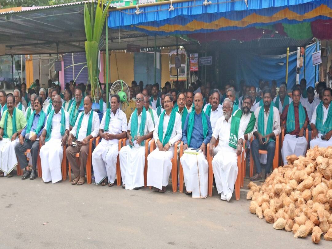 தேங்காய் எண்ணெய் ரேஷன் கடைகளில் விநியோகிக்க வேண்டும் - தென்னை விவசாயிகள் கோரிக்கை Thanjavur Thousands of coconut farmers are on hunger strike in Peravoorani to insist on their demands TNN தேங்காய் எண்ணெய் ரேஷன் கடைகளில் விநியோகிக்க வேண்டும் - தென்னை விவசாயிகள் கோரிக்கை