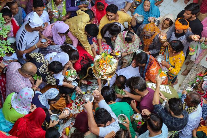 জ্যোতিষশাস্ত্র মতে,  রবি যোগে উপাসনা করলে জীবনের বাধা দূর হয়। শিব আরাধনায় শুভ ফল মেলে। সোমবার শিবলিঙ্গে বেলপাতা, ধুতুরা, দুধ ও জল অর্পণ করলে সুফল মেলে বলে বিশ্বাস।