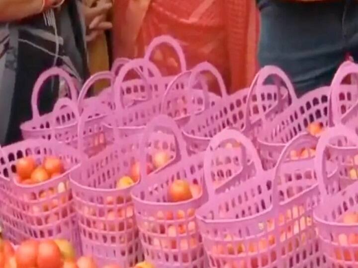 Telangana Leader Outreach Whiskey And Chicken Last Year Tomato This Year Free Tomato: போன வருஷம் விஸ்கி, சிக்கன்.. இந்த வருஷம் தக்காளி.. இலவசமாக கொடுத்த பிஆர்எஸ் கட்சியின் மூத்த நிர்வாகி!