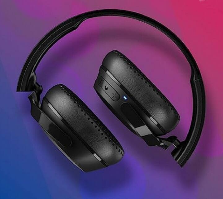 Skullcandy Riff Wireless 2: यह हेडफोन भी काफी दमदार और शानदार साउंड क्वालिटी का एक्सपीरियंस कराता है. अमेजन पर फिलहाल इसकी कीमत 4998 रुपये है. इसमें कॉल, ट्रैक, वॉल्यूम कंट्रोल, फास्ट चार्जिंग सहित और भी अच्छे फीचर्स मौजूद हैं.
