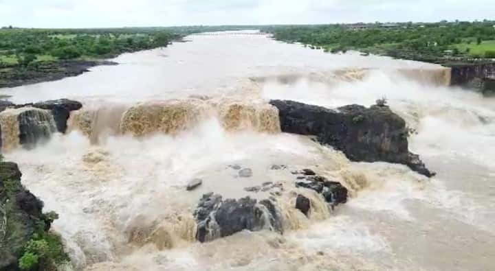 मागील तीन-चार दिवसांत झालेल्या जोरदार पावसामुळे पैनगंगा नदीला पुर आल्याने हा धबधबा ओसंडून वाहत आहे.