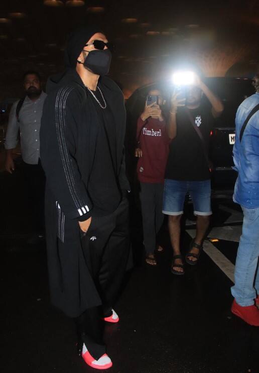 रणवीर और आलिया ऑल-ब्लैक लुक में ट्विनिंग करते नजर आए. रणवीर ने एक प्लेन ब्लैक कलर की टी-शर्ट, ट्रैक पैंट और एक मास्क और टोपी के साथ एक ओवरकोट पहना था. इस दौरान एक्टर के स्लीपर्स ने ध्यान खींचा जो पिंक कलर की थीं.