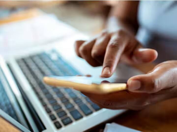 ব্লক- অনলাইনে প্রতারণার ফাঁদে অর্থ খোওয়ালে প্রথমেই নির্দিষ্ট ব্যাঙ্কের কাস্টমার কেয়ারে ফোন করে কার্ড ব্লক করাতে হবে। অভিযোগ দায়ের করার আগে কার্ড ব্লক করা প্রয়োজনীয়।