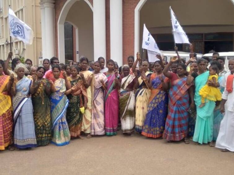 Thanjavur news Close Tasmac Women protest with mangalyam in Tanjore TNN தாலியை பறிக்கும் டாஸ்மாக்கை மூடுங்கள்; தஞ்சையில் மஞ்சள் கயிற்றுடன் பெண்கள் நூதன போராட்டம்