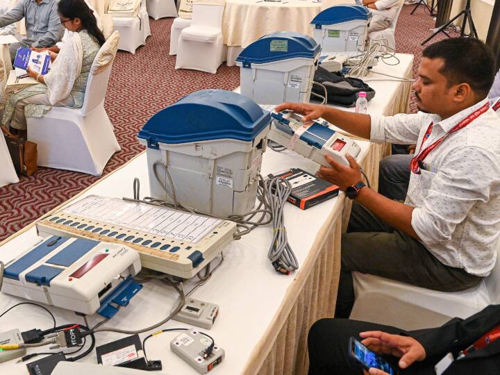 MP Assembly Elections 2023 Work of revision of voter list, third day today, 72 thousand new voters will be added MP Elections 2023: मतदाता सूची में नाम नहीं, 12 अगस्त से लगेंगे विशेष शिविर, जुड़ेंगे हजारों नए वोटर