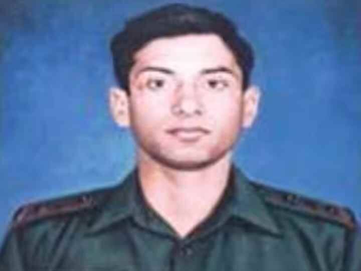 करगिल युद्ध के हीरो में शुमार रहे लेफ्टिनेंट मनोज कुमार पांडे का नाम भी गर्व से लिया जाता है. मनोज कुमार पांडे 1/11 गोरखा राइफल्स के जवान थे. इन्होंने अपने देश के लिए अपने प्राणों की आहुति दे दी थी. उनकी टीम को दुश्मन सैनिकों को खदेड़ने का काम सौंपा गया था. उन्होंने घुसपैठियों को वापस पीछे धकेलने के लिए कई हमले किए थे.