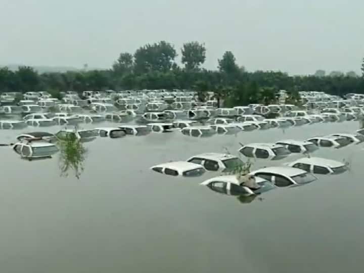 Noida Eco Tech 500 vehicles submerged due to flood in Hindon River Heavy Rain in Noida Noida: जलस्तर बढ़ने से हिंडन नदी का पानी नोएडा ईको टेक में घुसा, 500 से अधिक गाड़ियां डूबी, वीडियो वायरल