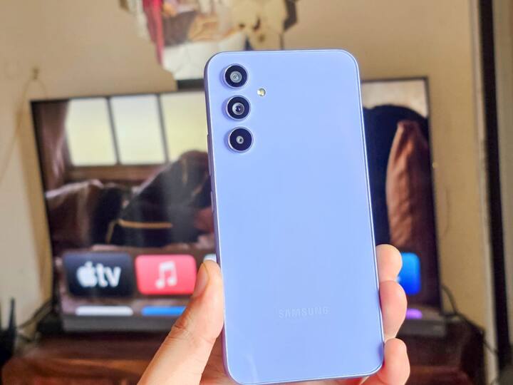 Galaxy F54 5G: ये भी एक अच्छा स्मार्टफोन है. विशेषकर ज्यादा बैटरी की चाह रखने वालों के लिए ये अच्छा ऑप्शन है. इसमें 6000 एमएएच की बैटरी, ट्रिपल कैमरा सेटअप जिसमें प्राइमरी कैमरा 108MP का है, फ्रंट में 32MP का कैमरा और 6.7 इंच की डिस्प्ले मिलती है. कंपनी फोन में 4 साल तक OS अपडेट और 5 साल तक सिक्योरिटी अपडेट देगी. स्मार्टफोन की कीमत 29,999 रुपये है.