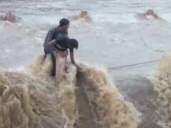 राजस्थान रील बनाने के चक्कर बुरे फंसे, तेज बहाव के बीच पुलिया पर गए थे युवक, क्रेन से करना पड़ा रेस्क्यू