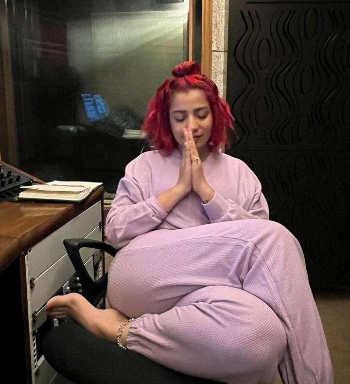 ਪਿਛਲੇ ਕਈ ਦਿਨਾਂ ਤੋਂ ਜੈਸਮੀਨ ਆਪਣੀਆਂ ਸੋਸ਼ਲ ਮੀਡੀਆ ਪੋਸਟਾਂ ਕਰਕੇ ਸੁਰਖੀਆਂ 'ਚ ਬਣੀ ਹੋਈ ਹੈ। ਹੁਣ ਜੈਸਮੀਨ ਸੈਂਡਲਾਸ ਦੀ ਇੱਕ ਹੋਰ ਪੋਸਟ ਨੇ ਸਭ ਦਾ ਧਿਆਨ ਆਪਣੇ ਵੱਲ ਖਿੱਚ ਲਿਆ ਹੈ। ਉਸ ਨੇ ਆਪਣੀਆਂ ਨਵੀਆਂ ਤਸਵੀਰਾਂ ਸੋਸ਼ਲ ਮੀਡੀਆ 'ਤੇ ਸ਼ੇਅਰ ਕੀਤੀਆਂ ਹਨ, ਜਿਨ੍ਹਾਂ ਵਿੱਚ ਉਹ ਪਰਮਾਤਮਾ ਦੀ ਭਗਤੀ 'ਚ ਲੀਨ ਨਜ਼ਰ ਆ ਰਹੀ ਹੈ। ਤਸਵੀਰਾਂ 'ਚ ਉਹ ਹੱਥ ਜੋੜ ਕੇ ਪ੍ਰਾਰਥਨਾ ਕਰ ਰਹੀ ਹੈ। ਇਨ੍ਹਾਂ ਤਸਵੀਰਾਂ ਨਾਲ ਗੁਲਾਬੀ ਕੁਈਨ ਨੇ ਇੱਕ ਲੰਬੀ ਚੌੜੀ ਪੋਸਟ ਵੀ ਲਿਖੀ ਹੈ।