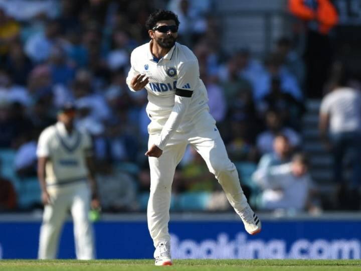 रवींद्र जडेजा का साल 2023 में टेस्ट फॉर्मेट में गेंद और बल्ले दोनों से कमाल का प्रदर्शन देखने को मिला है. जडेजा ने 7 मैचों में 19.39 के औसत से 33 विकेट हासिल किए हैं. इस दौरान जडेजा ने 2 बार पारी में 5 विकेट जबकि 1 बार मैच में 10 विकेट हासिल किए हैं.