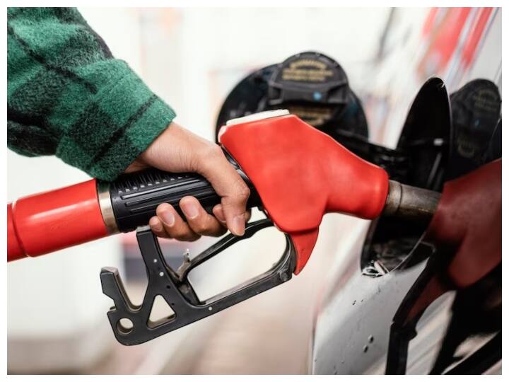 सबसे पहले तो आपको बताते हैं कि लोग ऐसा क्यों करते हैं. दरअसल, पेट्रोल पंप पर 100, 200, 500, 1000 जैसे अमाउंट की एंट्री के लिए वन बटन सिस्टम होता है. यानी जिस अमाउंट में ज्यादा पेट्रोल बिकता है, उसके कोड सेट रखे जाते हैं.