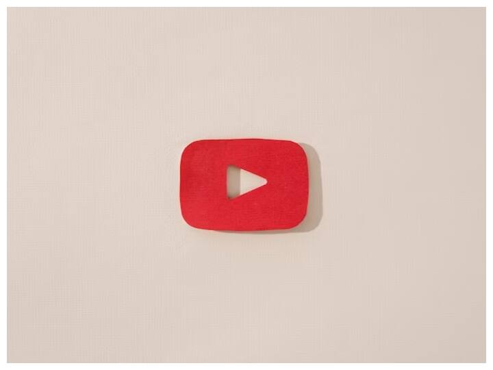 रिपोर्ट्स के अनुसार, यूट्यूब अकाउंट को मॉनेटाइज करने के लिए 500 सब्सक्राइबर्स की जरुरत होती है और अगर आप वीडियो एडवर्टाइजमेंट से पैसे कमाना चाहते हैं तो इसके लिए 1000 सब्सक्राइबर्स जरूरी हैं.