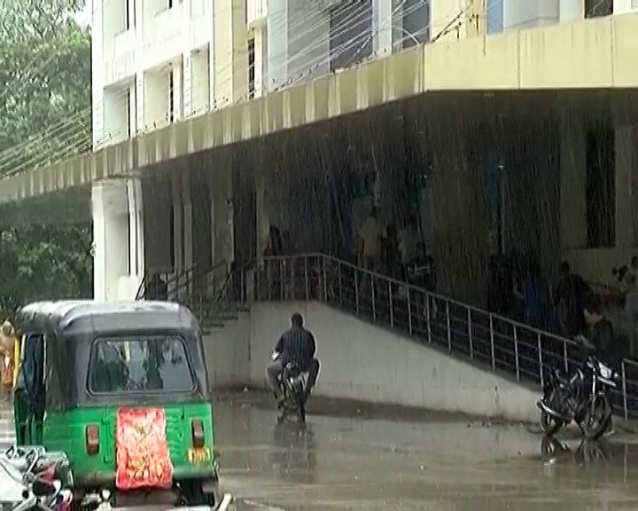 Surat Rain: સુરતમાં કાળા ડિબાંગ વાદળ છાયા વાતાવરણ વચ્ચે વરસાદ શરૂ, રાત્રીના વિરામ બાદ ફરી શરૂ થયો વરસાદ