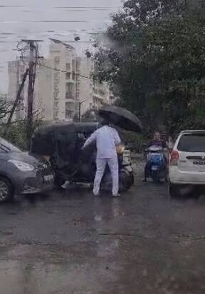 बाणेर भागात वाहतूक सुरळीत करताना चांदेरे यांनी रिक्षाचालकास मारहाण केली आहे.