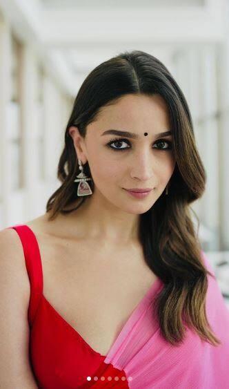 ਮੱਥੇ 'ਤੇ ਬਿੰਦੀ ਅਤੇ ਖੂਬਸੂਰਤ ਸਾੜ੍ਹੀ 'ਚ ਬੇਹੱਦ ਕਿਊਟ ਲੱਗ ਰਹੀ ਆਲੀਆ ਭੱਟ