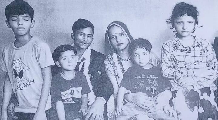 सीमा पाकिस्तानातून नेपाळमार्गे भारतात आली आणि ग्रेटर नोएडामध्ये सचिन नावाच्या तरुणासोबत राहू लागली. ती तिच्या चार मुलांनाही भारतात घेऊन आली आहे.