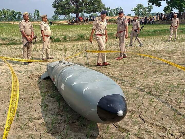 Santakbir Nagar air force fighter plane fuel tank fell down in field chaos in the village Sant Kabir Nagar News: संतकबीर नगर में फाइटर प्लेन के फ्यूल टैंक नीचे गिरे, तेज आवाज से डरे लोग, गांव में मची अफरा-तफरी