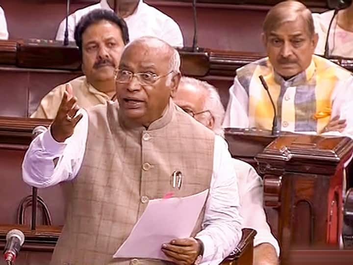 Monsoon Session: तीखी बहस बन गई 'दिल की बात', गहमागहमी के बीच खरगे और धनखड़ के अंदाजे गुफ्तगू से लगे जोरों के ठहाके parliament monsoon session 2023 mallikarjun kharge and jagdeep dhankhar heated debate became dil ki baat Monsoon Session: तीखी बहस बन गई 'दिल की बात', गहमागहमी के बीच खरगे और धनखड़ के अंदाजे गुफ्तगू से लगे जोरों के ठहाके
