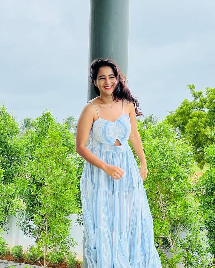 తర్వాత పలు షార్ట్ ఫిల్మ్ లు, కవర్ సాంగ్ లు చేసింది.