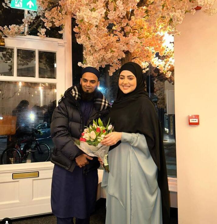 हाल ही में मां बनी सना खान ने एक वीडियो शेयर कर दिखाया था कि उनके पति अनस सैय्यद ने प्रेग्नेंसी में उनका कितना ख्याल रखा था. वीडियो में अनस सना के पैर दबाते हुए और उनके पैरों के जूतों के फीते बांधते नजर आए थे.