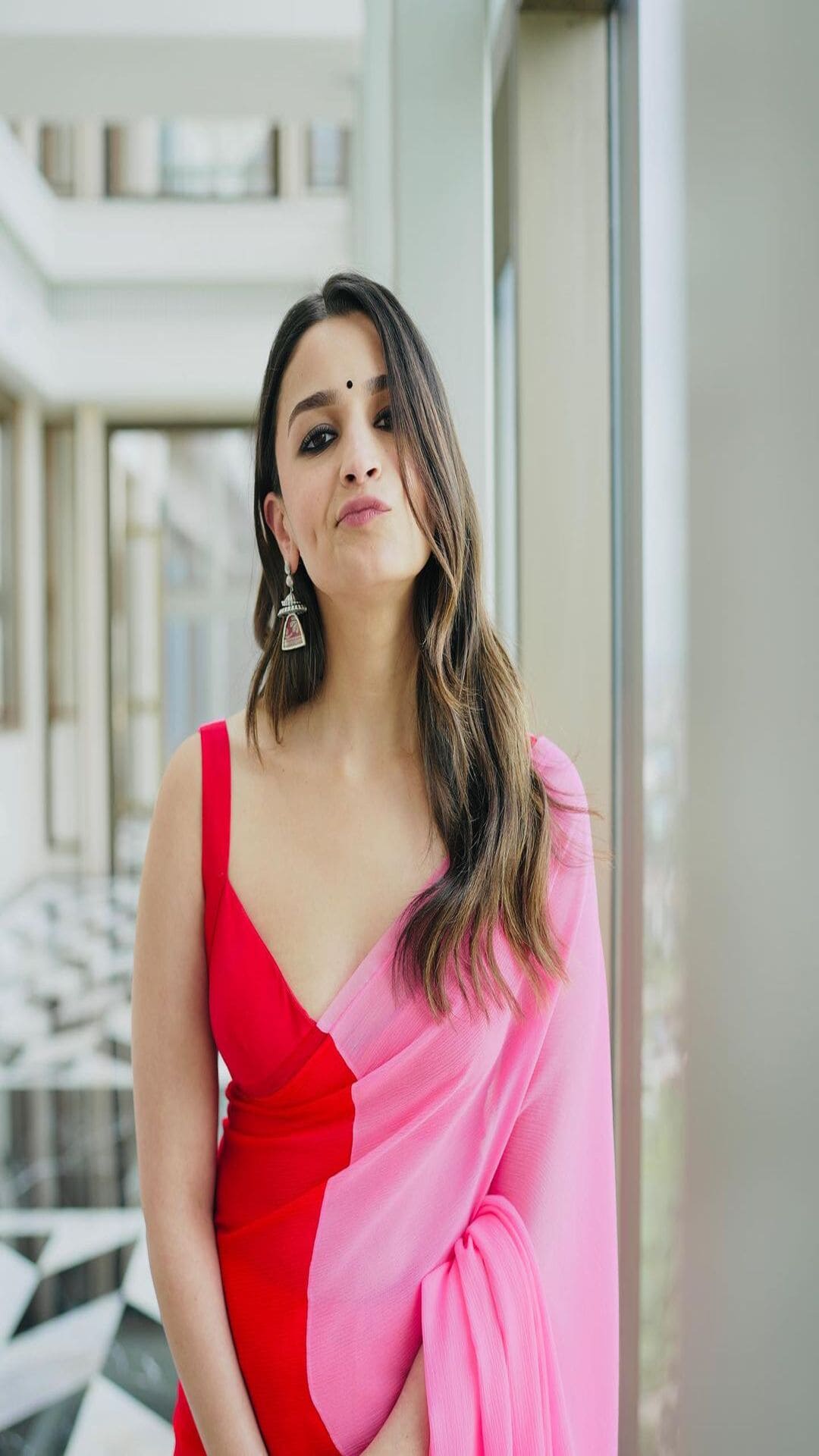 Alia Bhatt Turns Heads in Red-Pink Saree Paired With Strappy Blouse for  RRKPK's Promotion in Kolkata (View Pics) | 👗 LatestLY