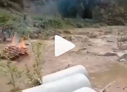 dead body burning in crematorium washed away in flood water Viral Video: ਸ਼ਮਸ਼ਾਨਘਾਟ 'ਚ ਬਲ ਰਹੀ ਸੀ ਚਿਤਾ, ਫਿਰ ਆਇਆ ਅਜਿਹਾ ਹੜ੍ਹ, ਪਾਣੀ 'ਚ ਵਹਿ ਗਈ ਸੜਦੀ ਹੋਈ ਲਾਸ਼