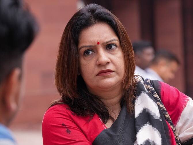 UBT Shivsena MP Priyanka Chaturvedi Attacked Eknath Shinde By Referencing  BJP | 'एकनाथ शिंदे अवैध मुख्यमंत्री', शिवसेना की प्रियंका चतुर्वेदी बोलीं-  उन्हें खत्म करेगी बीजेपी